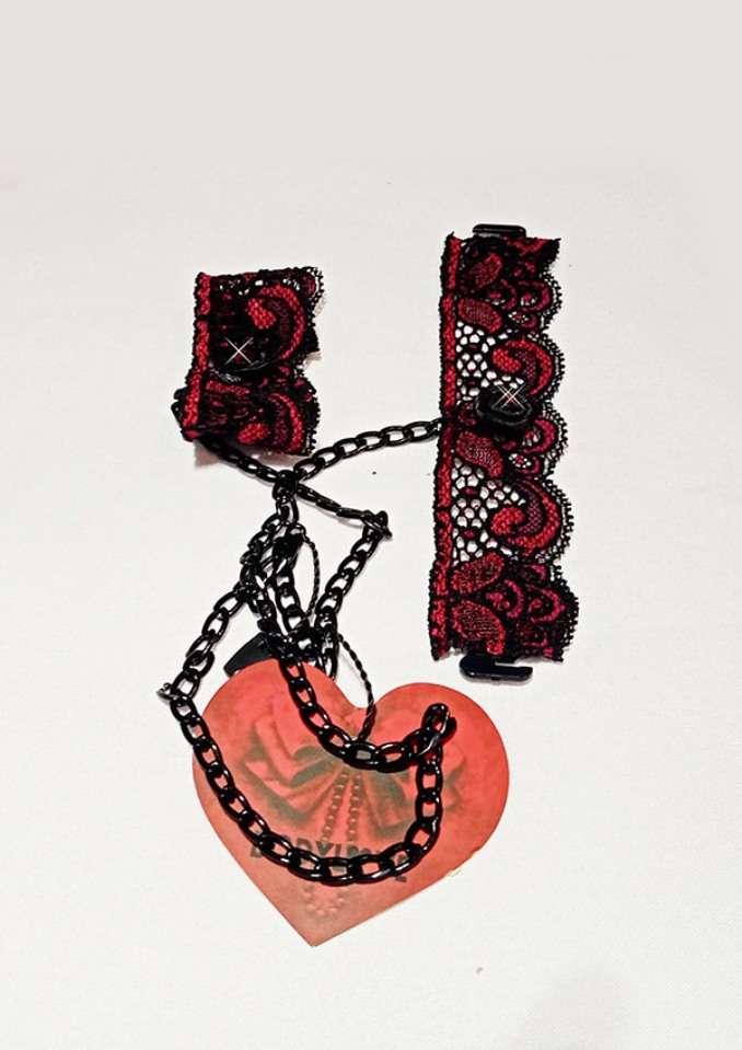 Menottes noires et rouge