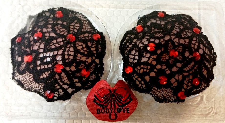 Nippies dentelle noire et strass rouges